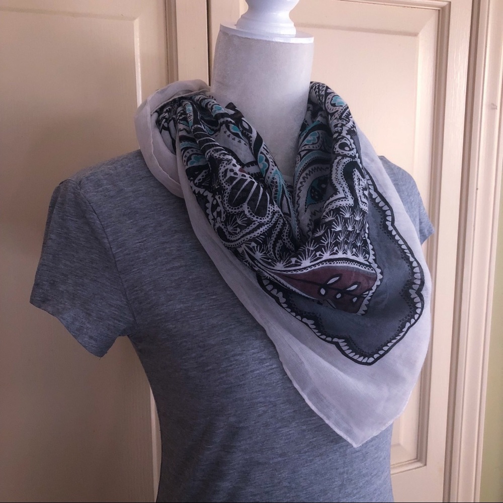 | H&M | Cream Scarf - Picture 3 of 4